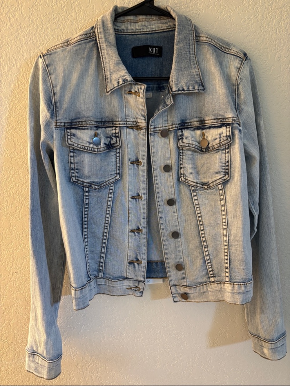 Kut from the Kloth Light Wash Denim Jean Jacket in Pale Blue M